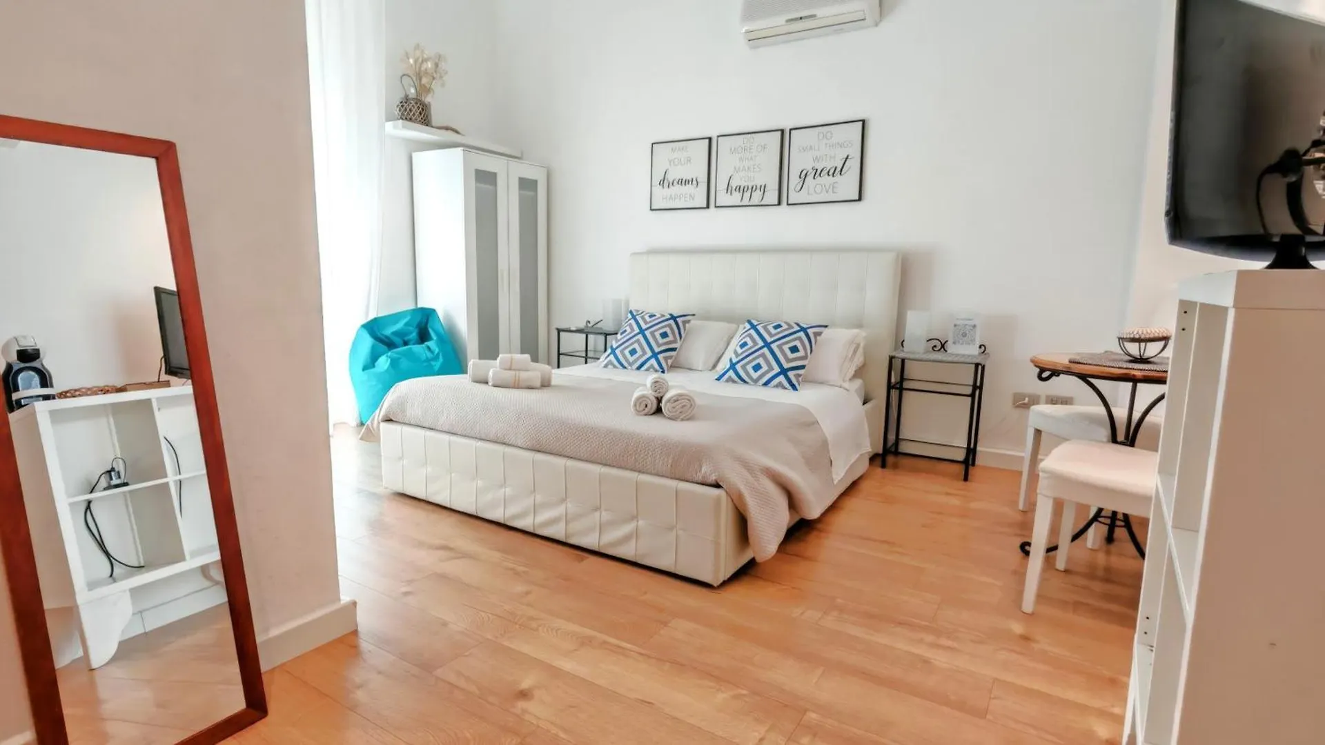 Krly Rooms קליארי 0*,  איטליה