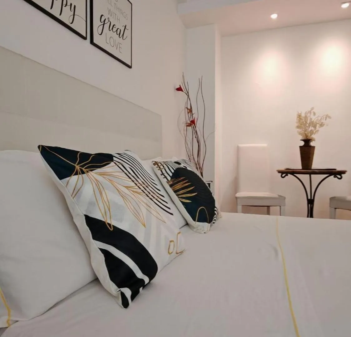 Krly Rooms קליארי 0*,  איטליה